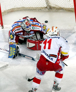 Miroslav Holec se prv zapsal mezi extraligov stelce, Slavia vede 5:2.